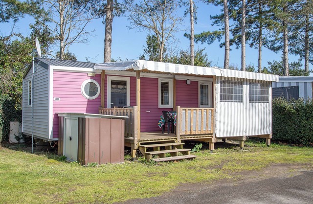 Mobile Home 'New - Mobil Home Tout Équipé' with Shared Pool and Private Terrace