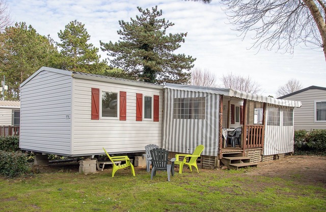 Mobile Home 'Mobilhome Tout Équipé Bois Masson' with Shared Pool and Shared Terrace