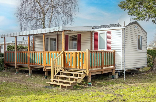 Mobile Home 'Mobilhome Camping Bois Masson' with Shared Pool and Private Terrace