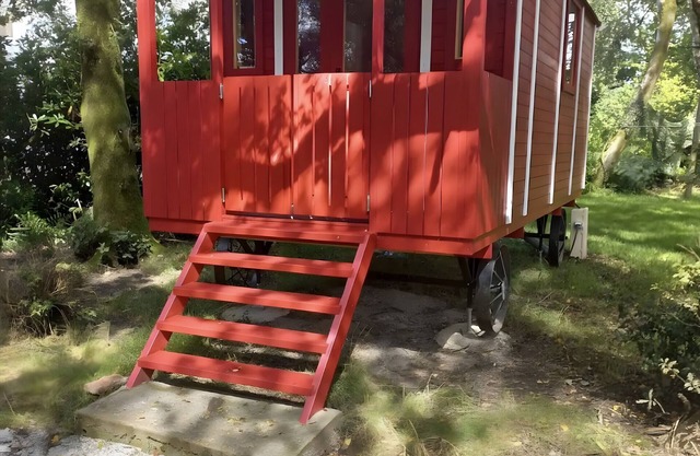 Mobile Home 'Katy - 15mins Plages Et Douarnenez' with Shared Garden