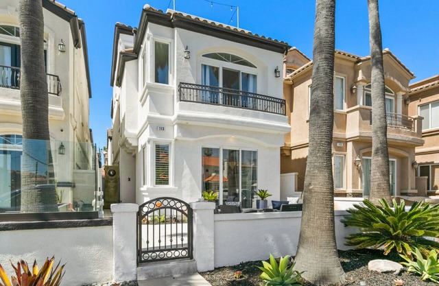 Model perfect beach getaway less than 1 block to the ocean!