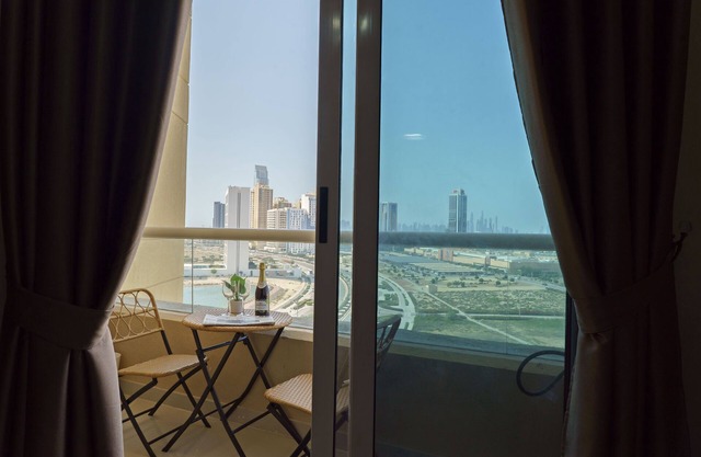Modern 1-Bedroom with Stunning Views near Dubai Marina