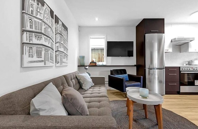 Modern 1 Bed Laneway House - by VGH & City Hall