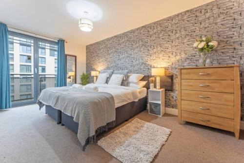 Modern 1-Bedroom Apartment with Balcony, Friendly & Family, Free Parking & WiFi, Sleeps 3