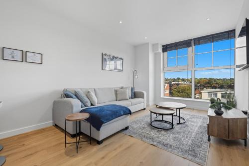 Modern 1BR Above Train to KX