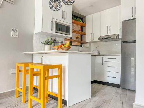 Modern 1BR Apt Near Acacia Mall