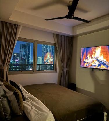 Modern 1BR Executive Suite l Best City View of BGC l The Residences BCCT