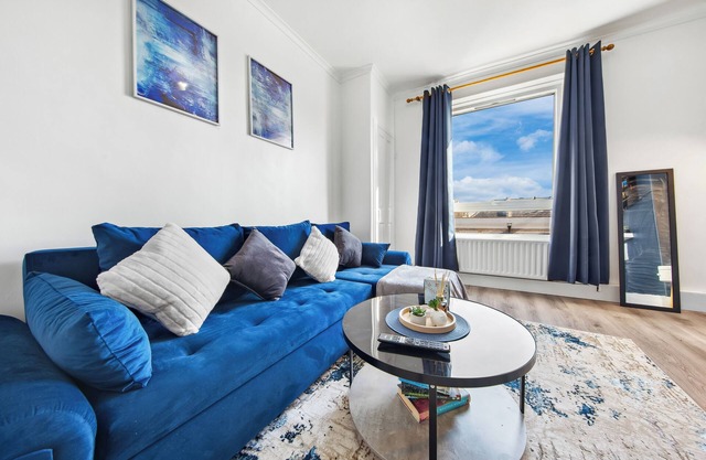 Modern 2-Bed Apartment Sleeps 7