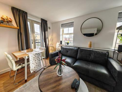 Modern 2-Bed Townhouse Leeds City Location with Free Parking