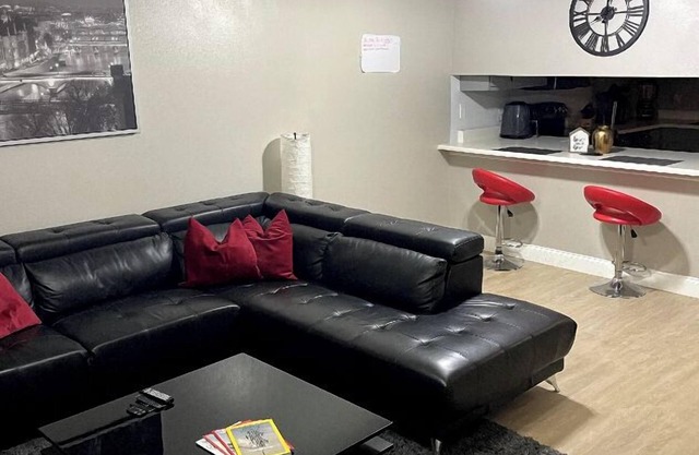 Modern 2 Bedroom Townhome Minutes from the Beach!