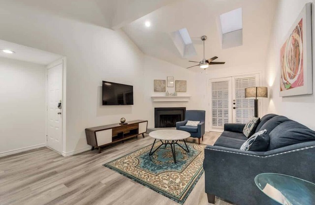 Modern 2-Bedroom, 2-Bath Apartment In Dallas