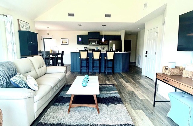Modern 2 bedroom/2 bath Condo 3 miles from Sunset Beach