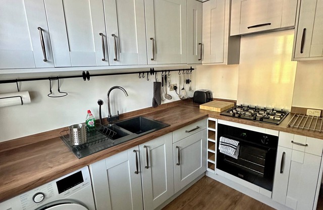 MODERN 2 BEDROOM APARTMENT IN ST MARGARETS, RICHMOND