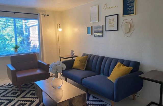 Modern 2 Bedroom Apartment Close to Shopping