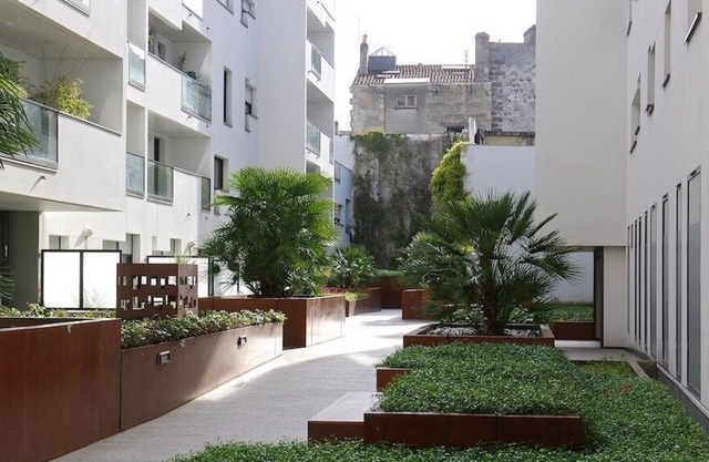 Modern 2-bedroom apartment with elevator & parking space - center of Bordeaux