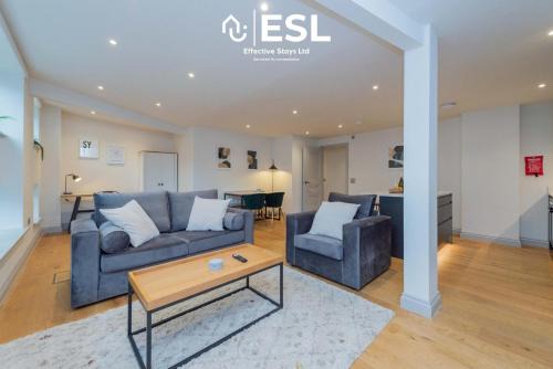 Modern 2 Bedroom Church Apartment 5 Mins to Town Centre - Free Parking