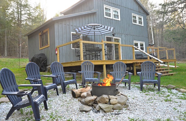 Modern 2 bedroom, family-friendly house with 5 acres near pool, hiking + biking