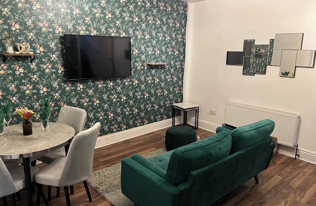 Modern 2 bedroom home with WIFI, Netflix and parking.
