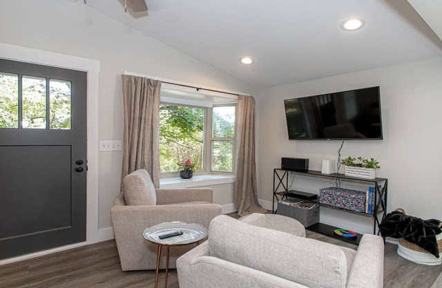 Modern 2 Bedroom Home in West Knoxville