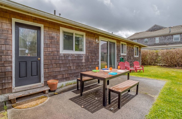 Modern 2 Bedroom in Heart of Downtown Gearhart, Two Blocks from Beach!