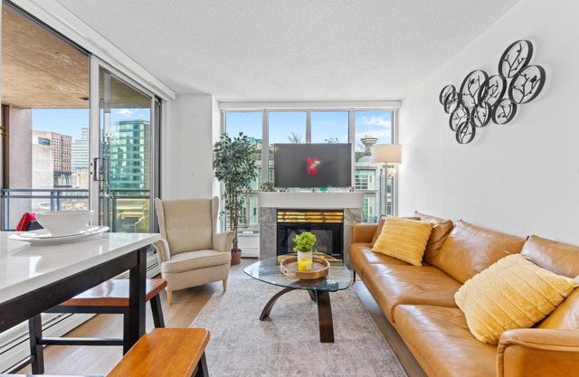 Modern 2BR Apartment with City Views near Rogers Arena