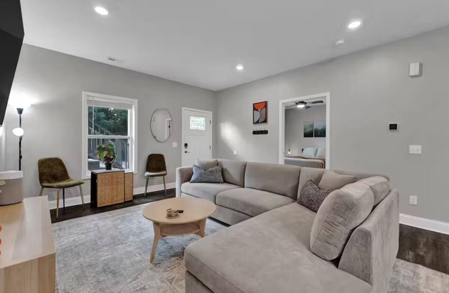 Modern 2BR Apt, Pets + Laundry, Near Univ & Mosaic