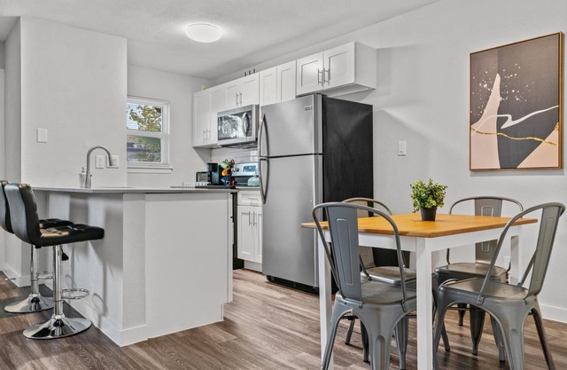 Modern 2BR Near UT Hyde Park Evonify