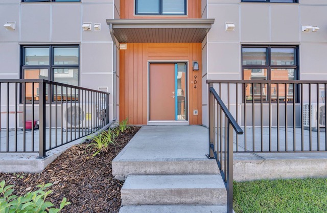 Modern 2BR Townhome in Belmont | AC & Parking