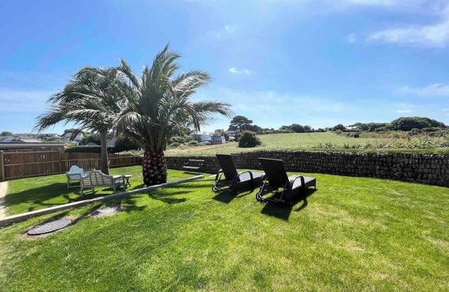 Modern 3 bed Bungalow with parking, private garden