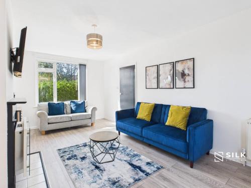 Modern 3 Bed Home Near QA Hospital, Sleeps 7