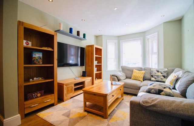 Modern 3 bed w/garden, nr beach