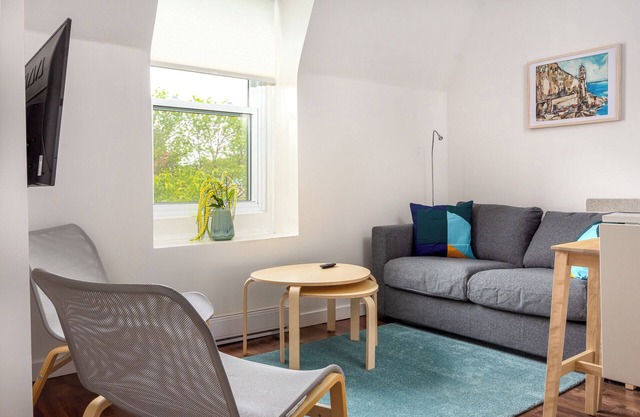 Modern 3-bedroom condo in downtown Montreal – Walk to shops & attractions!