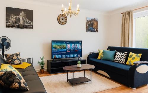 Modern 3-Bedroom Home with Free Parking for Family, Contractors and Tourists!