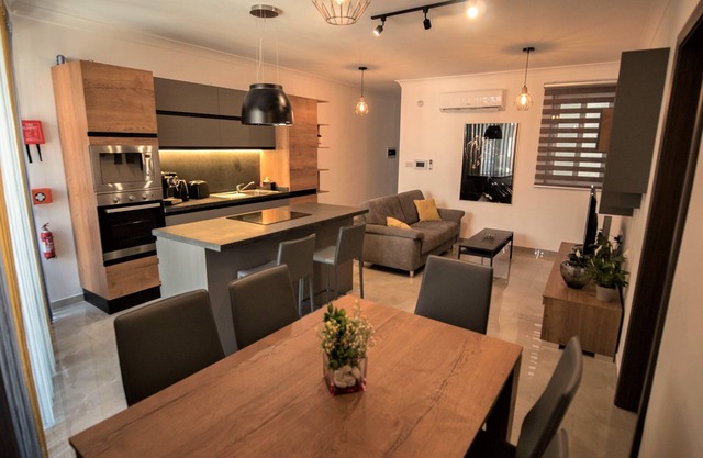 Modern 3 bedroom apartment centrally located