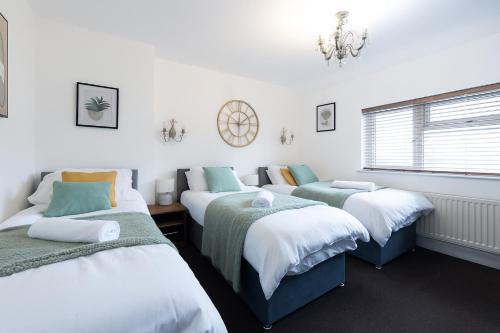 Modern 3 Bedroom Property 6 Beds Pet Friendly with Parking