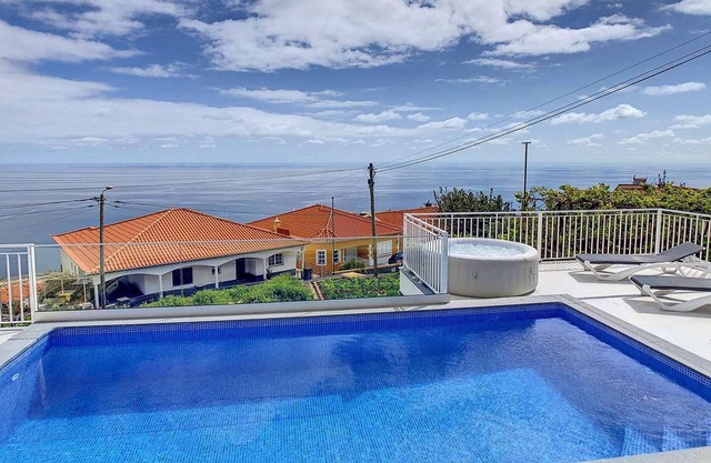modern 3 bedroom villa in Calheta