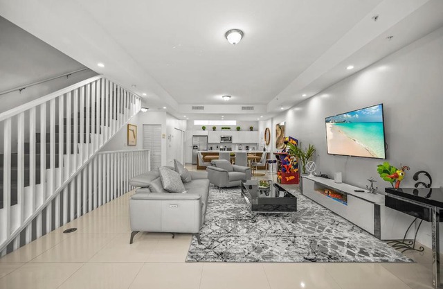 Modern 3 Story Town Home w/Rooftop Jacuzzi