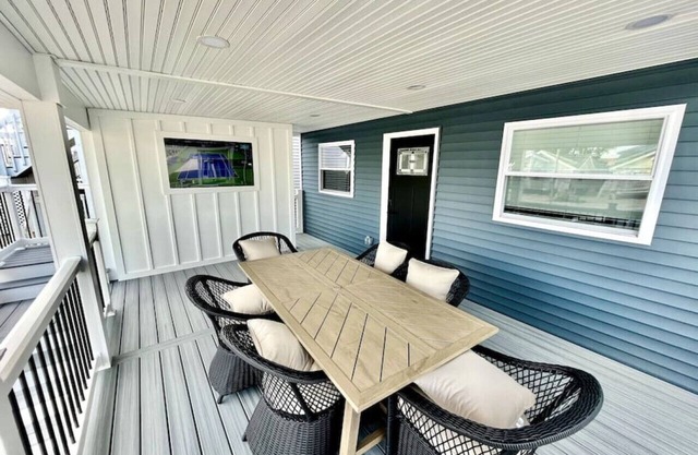 Modern 3BR, 2BA, w/Outdoor TV