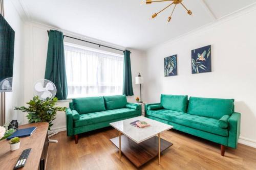 Modern 3BR Escape in Prime London Spot