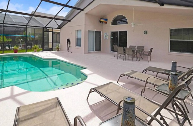 Modern 4 Bed, 3 Bath Villa In Gated Community, Close to Disney, Sleeps 10