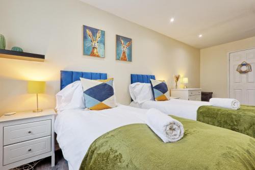 Modern 4-Bed Home - Long Stay - Parking and Wi-Fi