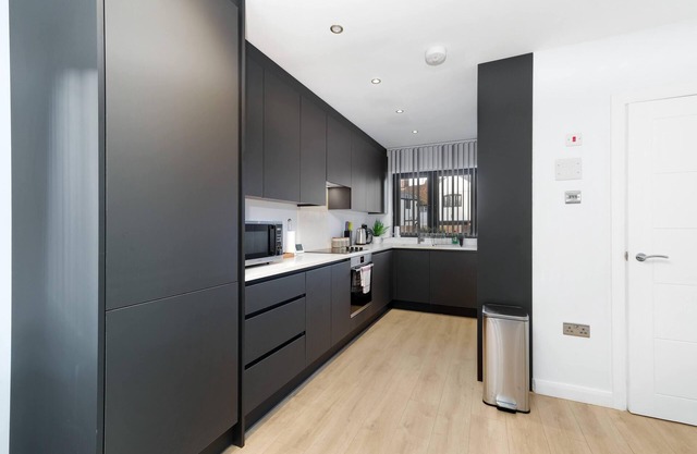 Modern 4 Bedroom House with Parking