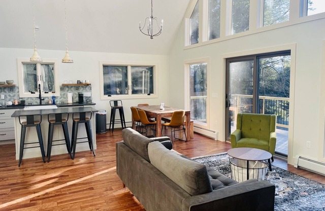 Modern 4-Bedroom Mountain RetreatnMinutes to Lake Rescue & Echo and Hiking