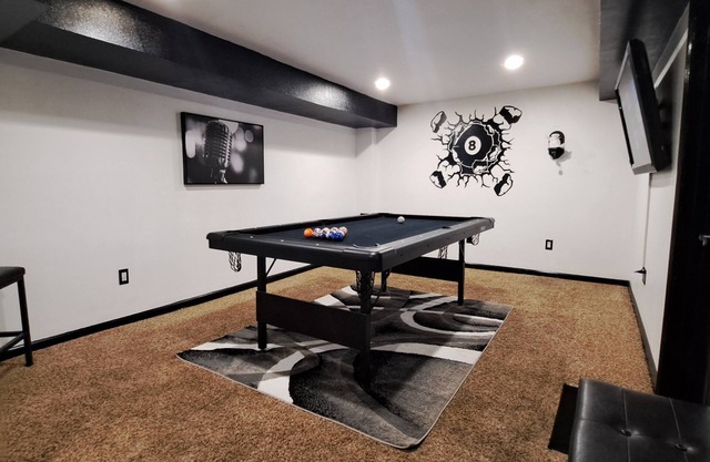 Modern - 4 Bedroom - Pool Table- No Chores - No Contact Check In-