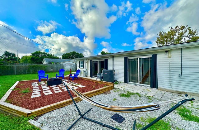 Modern 5 Bedroom Home 8 minutes from Beach