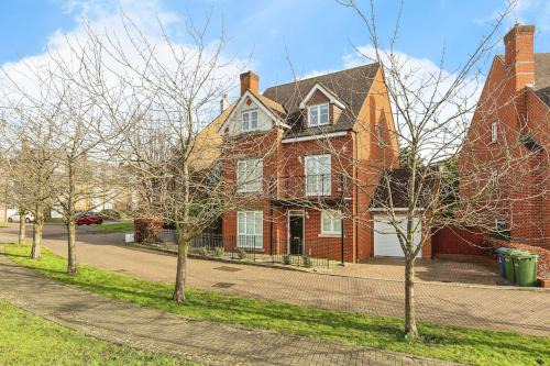 Modern 5 Bedroom House with Free Parking. Only 30 mins to Bond Street