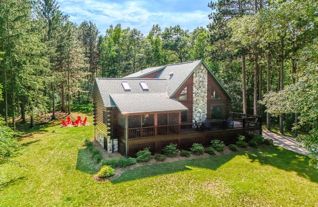 Modern 5-Bedroom Log Cabin - 1/2 mile to Castle Rock Lake – 30 Mins to the Dells
