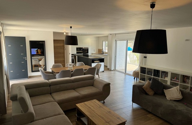 MODERN 5-BEDROOM VILLA WITH SPA POOL AND AIR CONDITIONING