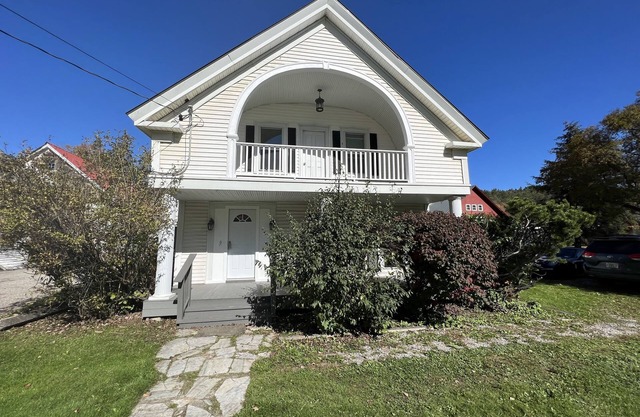 Modern 7Bd/3Ba Mountain Chalet w/Hot tub, 3 minutes from Okemo