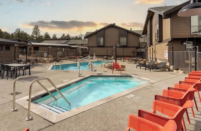 Modern Alpine Room Near Mammoth Mountain, Great for Families and Ski Trips